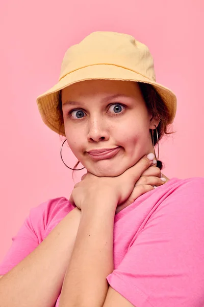 Πορτρέτο μιας νεαρής γυναίκας Νεανικό ένδυμα με μοντέρνο στυλ ροζ φόντο — Φωτογραφία Αρχείου