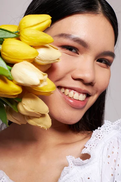 Portrét asijské krásné mladé ženy romantika kytice květin v blízkosti obličeje studio model beze změny — Stock fotografie