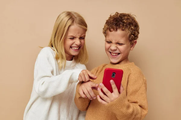 Pequeño niño y niña abrazo entretenimiento selfie posando amistad infancia inalterada — Foto de Stock