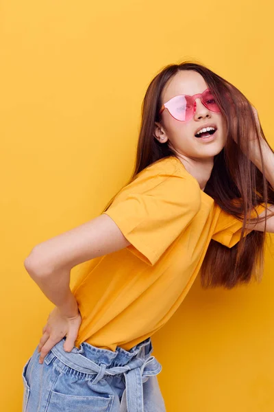 Otimista jovem mulher rosa óculos estilo juventude casual desgaste isolado fundo — Fotografia de Stock