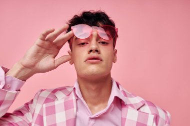 Güzel adam pembe ekose ceket modern tarz izole edilmiş arka plan değiştirilmemiş.