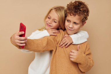 Küçük oğlan ve kız çocukluk pozu veren eğlenceli selfie 'ye sarıldılar.