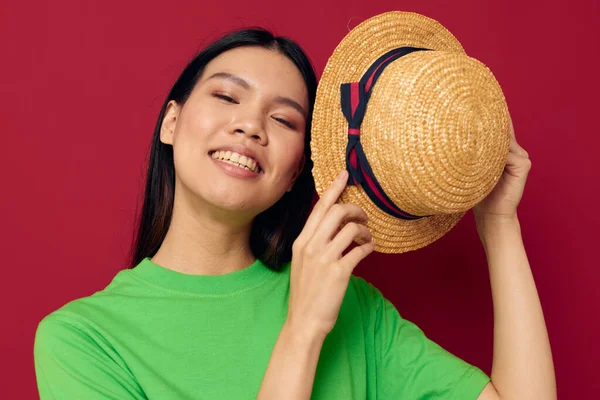 아시아 풍의 웃는 녹색 티셔츠를 입은 여성 아무런 변화 없이 격리 된 배경을 꾸미는 여성 — 스톡 사진
