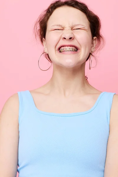 Vrolijke vrouw poseren mode moderne stijl geïsoleerde achtergronden ongewijzigd — Stockfoto