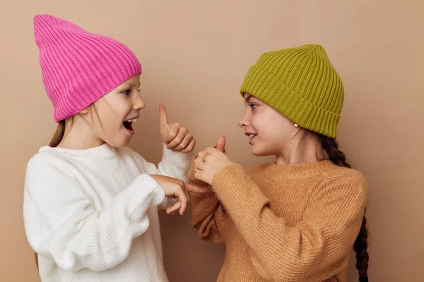Glimlachende kleine meisjes in hoeden studio kindertijd — Stockfoto