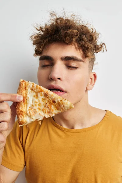 Кучерявий хлопець піца закуска фаст-фуду Стиль життя незмінний — стокове фото