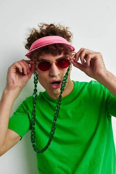 Attraktive Männermode posiert mit Brille — Stockfoto