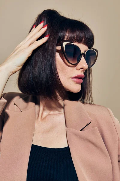 Foto bonita mujer encanto uñas rojas modelo gafas de sol de lujo aislado fondo — Foto de Stock