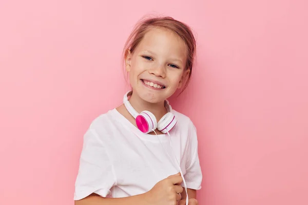Retrato de niña sonriente feliz diversión posando auriculares infancia inalterada — Foto de Stock