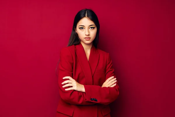 Porträtt vacker kvinna attraktivt utseende glamour kosmetika mode röd bakgrund oförändrad — Stockfoto