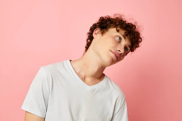 Retrato de un joven rizado hombre ropa de verano camiseta blanca posando estilo de vida inalterado — Foto de Stock