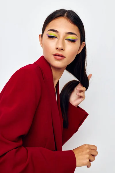 Портрет красива жінка яскравий макіяж червона куртка позує студійну модель незмінна — стокове фото