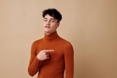 Genç bir adamın portresi kahverengi balıkçı yaka poz veren moda yaşam tarzı değiştirilmemiş.