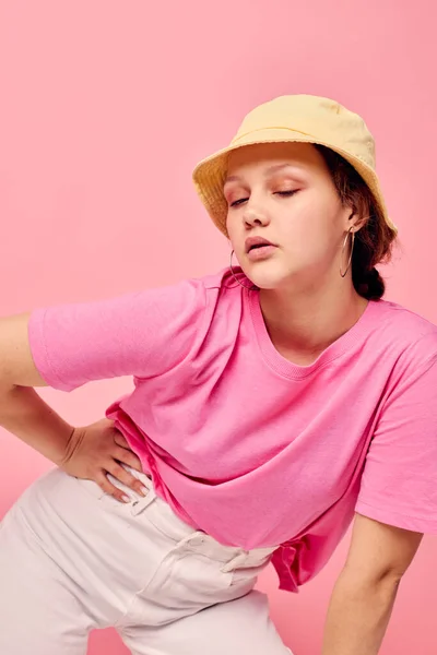 Hermosa mujer ropa de la juventud posando estilo moderno Studio Modelo inalterado — Foto de Stock