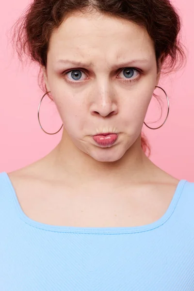 Portrait d'une jeune femme grimace gros plan émotions boucles d'oreilles posant vue recadrée intacte — Photo
