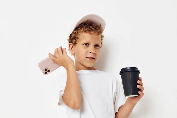 Foto retrato rizado niño qué tipo de bebida es el teléfono en la mano estilo de vida de comunicación inalterado — Foto de Stock