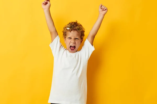 Schattig jongen poseren casual slijtage emoties kleur achtergrond ongewijzigd — Stockfoto