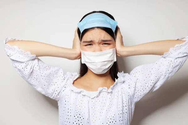 Mujer con apariencia asiática dos máscaras médicas en la protección de la cabeza Estilo de vida inalterado —  Fotos de Stock