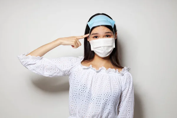 Asyalı görünümlü bir kadın tıbbi maske koruması var. Geçmişi değiştirilmemiş. — Stok fotoğraf