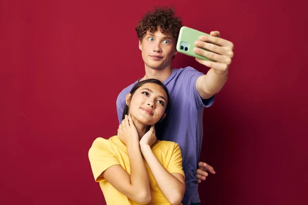 Hombre y mujer tomar un selfie posando abrazo estilo de vida — Foto de Stock