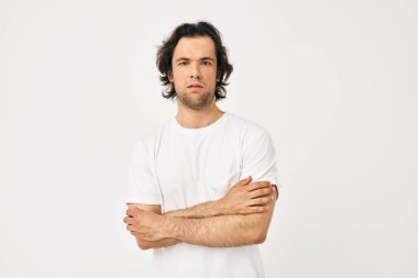 Beyaz tişörtlü çekici adam izole bir arka plan çizdi.
