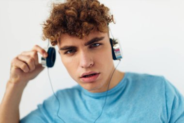 Yakışıklı genç adam müzik teknolojisi eğlencesi değişmedi.