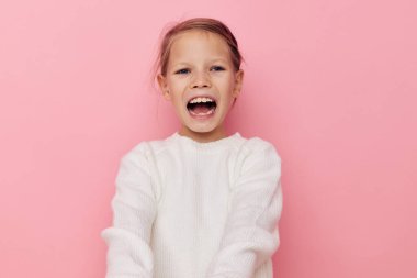 Küçük kız beyaz süveter, izole edilmiş eğlenceli bir arka plan.