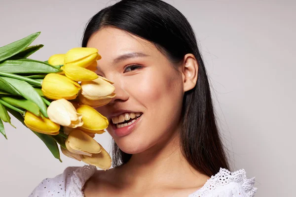 Charming young Asian woman romance bouquet of flowers near the face Lifestyle unaltered — Stock fotografie