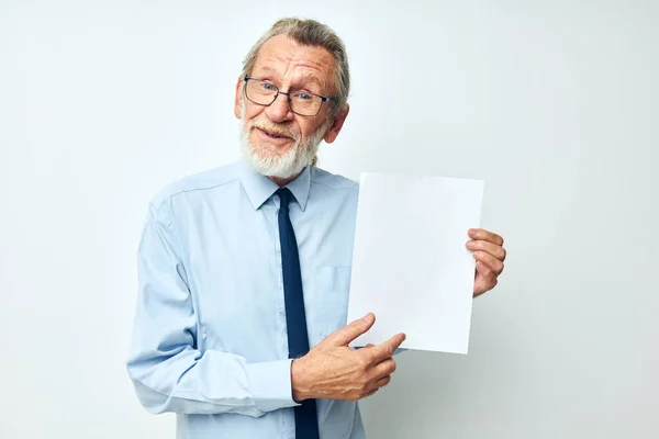 Портрет счастливого пожилого человека в рубашке с галстуком копировальный лист бумаги обрезанный вид — стоковое фото