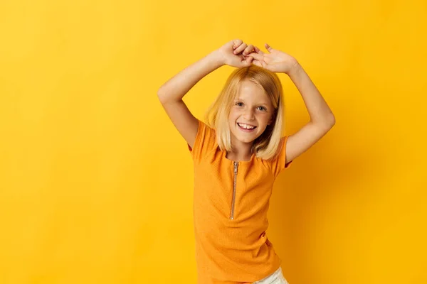 Junge blonde Mädchen lächeln Handgesten posiert lässig tragen Spaß isoliert Hintergrund unverändert — Stockfoto