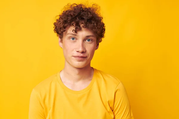 Lindo pelirrojo chico amarillo camiseta moda mano gestos amarillo fondo inalterado — Foto de Stock