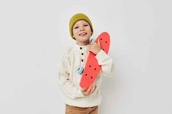 Bella ragazza vestiti alla moda skateboard infanzia inalterata — Foto Stock