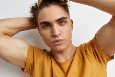 Sarı tişörtlü yakışıklı adam duygularına hakim olamıyor.