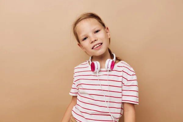 Küçük kız kulaklıkları eğlence duyguları yaşam tarzı değiştirilmemiş — Stok fotoğraf