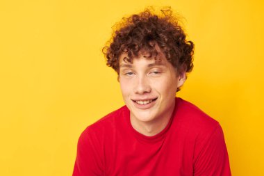 Tatlı kızıl saçlı adam yaz stili modasında izole edilmiş arka plan değiştirilmemiş.