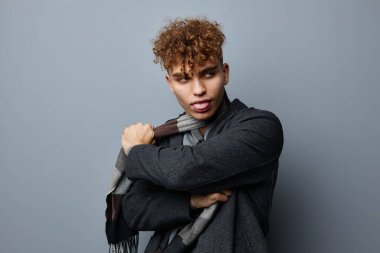 Yakışıklı adam zarif stil kendine güven moda Gri arka plan