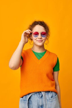 Güzel kadın moda gözlükleri. Eğlenceli, izole arka planlar. Değiştirilmemiş.