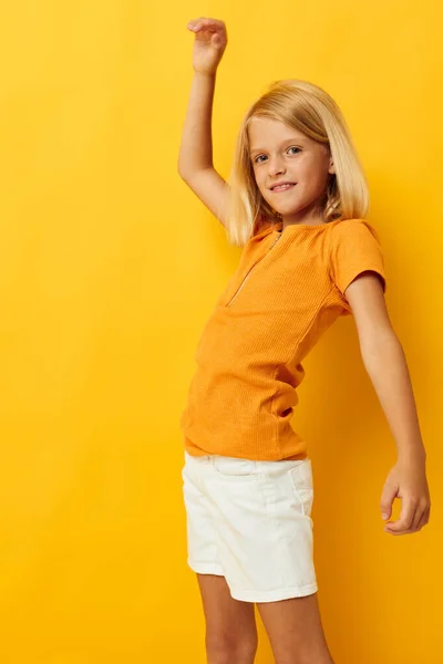 Jong blond meisje glimlach hand gebaren poseren casual slijtage leuk geïsoleerde achtergrond ongewijzigd — Stockfoto