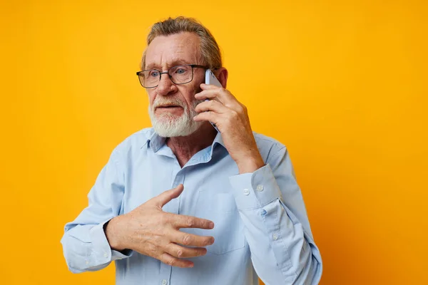 Retrato anciano hablando por teléfono posando primer plano aislado de fondo —  Fotos de Stock