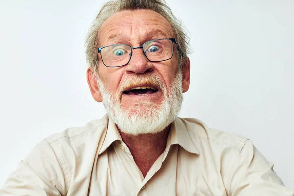 Photo du vieil homme à la retraite avec une barbe grise dans une chemise et des lunettes intactes — Photo