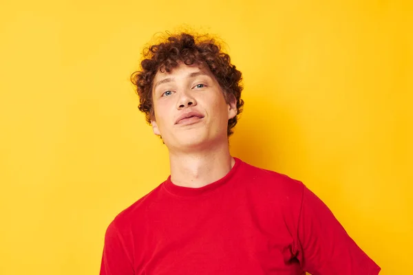 Porträt eines jungen lockigen Mannes rotes T-Shirt Spaß posiert Freizeitkleidung isolierten Hintergrund unverändert — Stockfoto