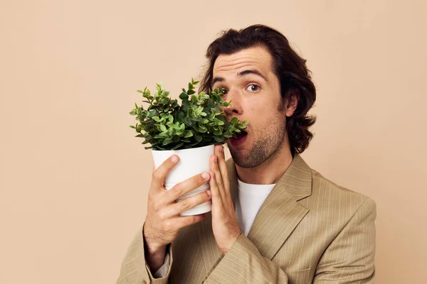 Atraktivní muž s květináčem v ruce klasický styl izolované pozadí — Stock fotografie