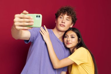Genç bir çift modern tarz duygu eğlenceli telefon izole edilmiş arka plan