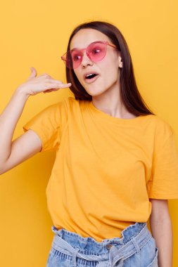 Sarı t-shirt şortlu güzel kız modası izole edilmiş arka plan