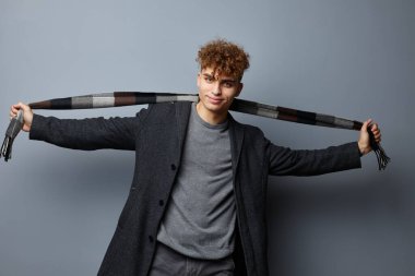 Çekici adam zarif stil kendine güven moda izole arka plan