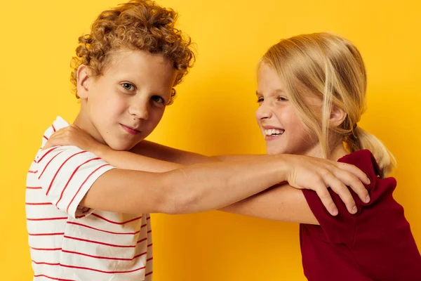 可爱的学龄前儿童抱着时尚的童年娱乐黄色背景 — 图库照片