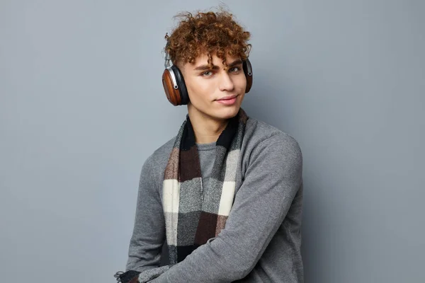 Tipo elegante bufanda a cuadros auriculares inalámbricos tecnología Estilo de vida inalterado — Foto de Stock