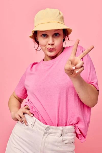 Retrato de uma jovem mulher moda roupas chapéu rosa t-shirt decoração posando — Fotografia de Stock
