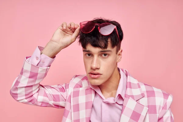 Portrét mladého muže růžové brýle kostkované sako módní pózování model studio — Stock fotografie