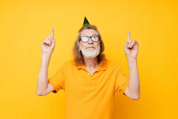 Portrait homme âgé dans un t-shirt jaune avec une casquette sur la tête vue recadrée amusante — Photo